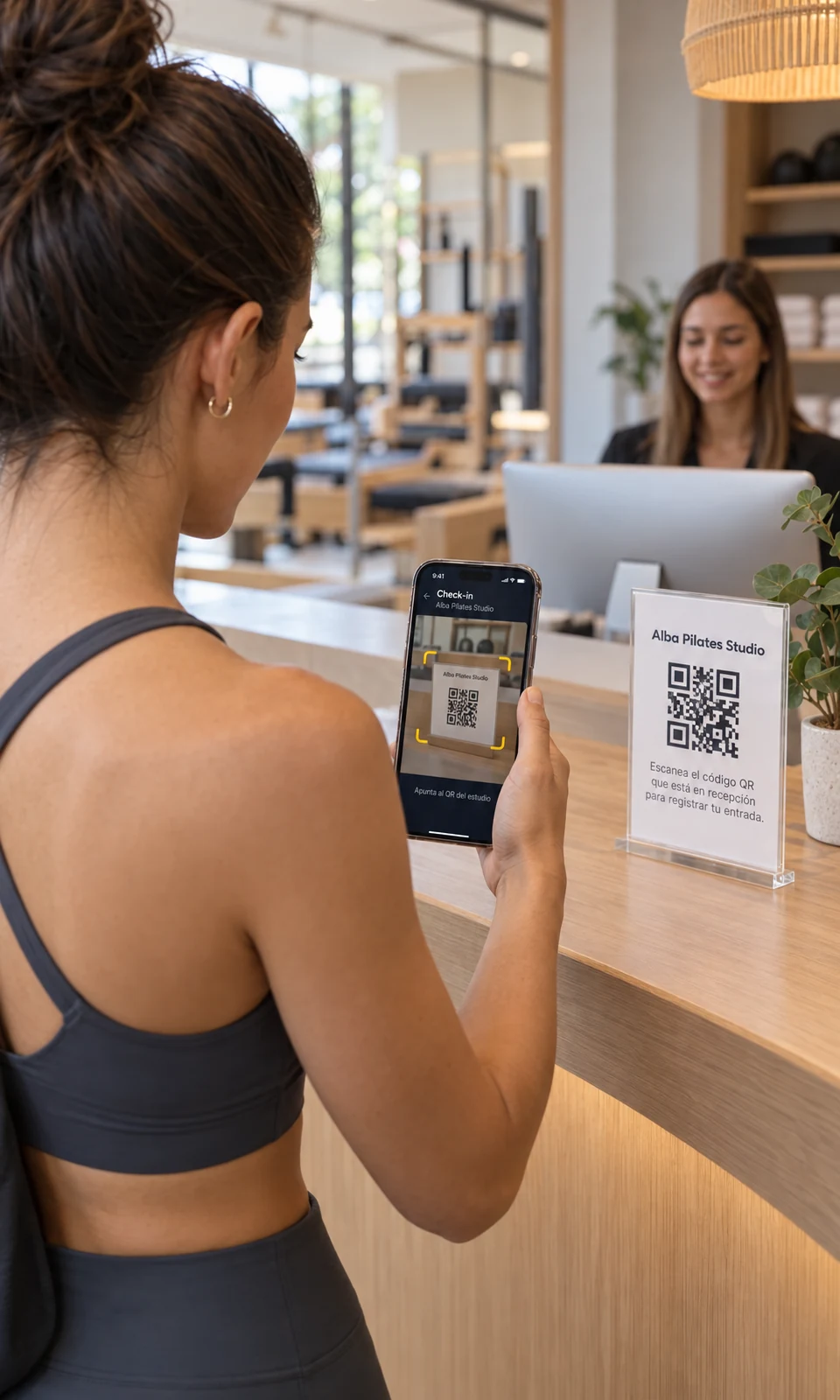 Alumna usando el escáner real de Project Studio para leer el QR de recepción