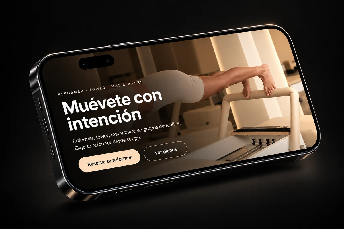 Sitio de Alba Pilates mostrado en un teléfono, con la portada Muévete con intención y botones para reservar y ver planes